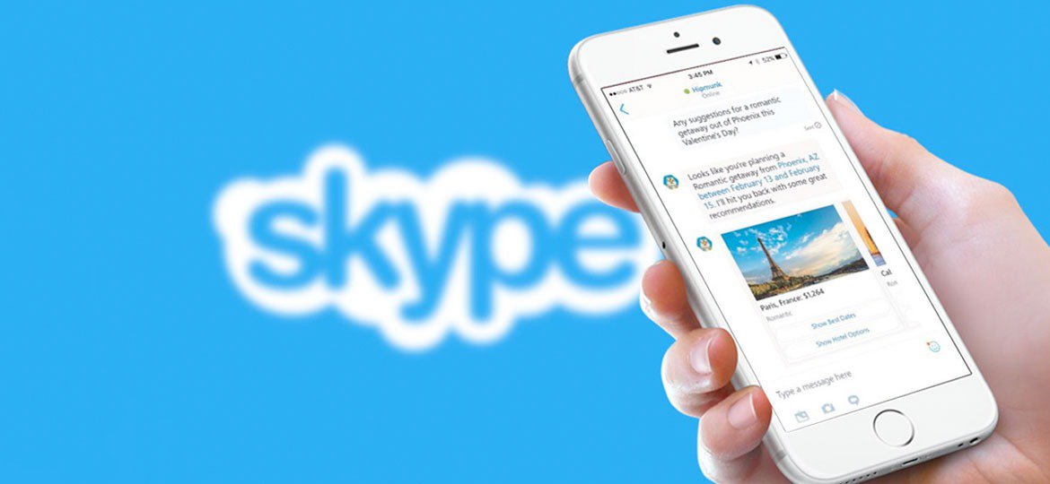 Mulher segurando smartphone com Skype, marca do aplicativo ao fundo