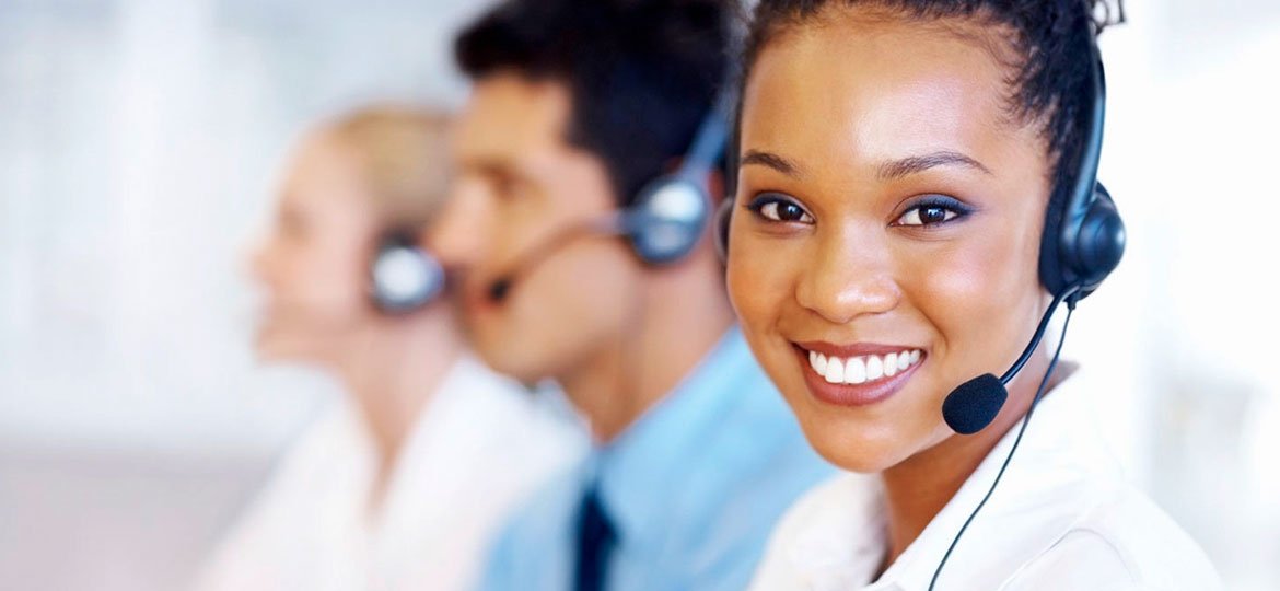 Equipe de atendimento ao cliente, mulher na frente sorrindo para a tela