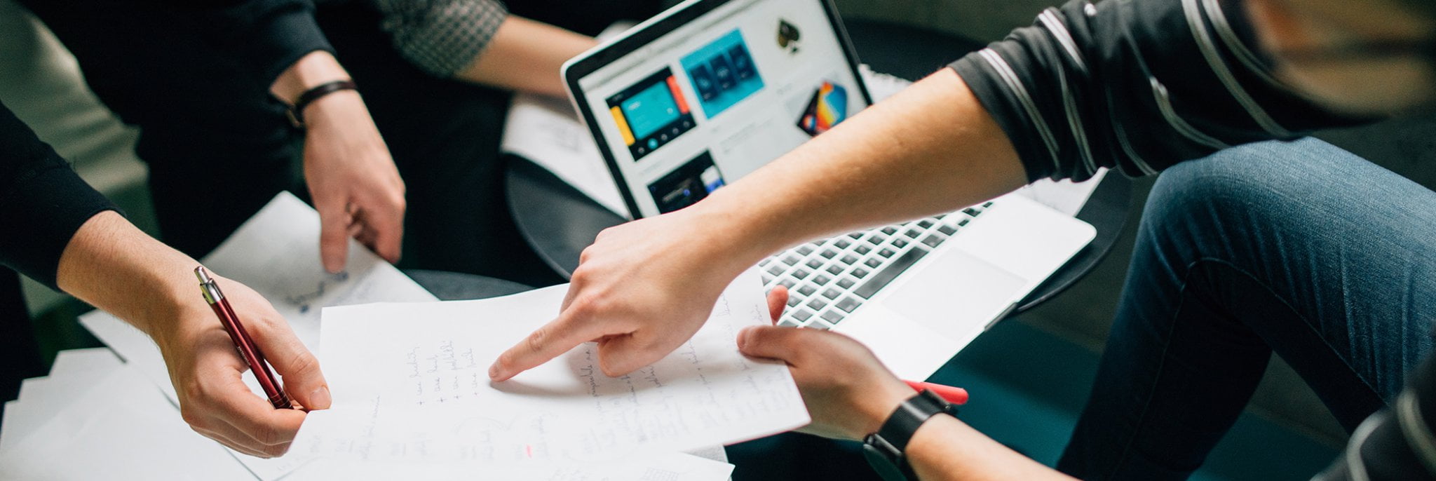 Pessoas no trabalho discutindo estratégias de marketing