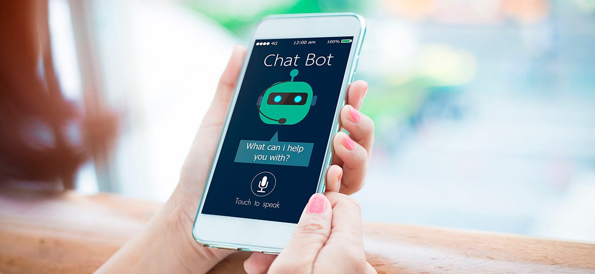 Pessoa usando um chatbot em seu smartphone