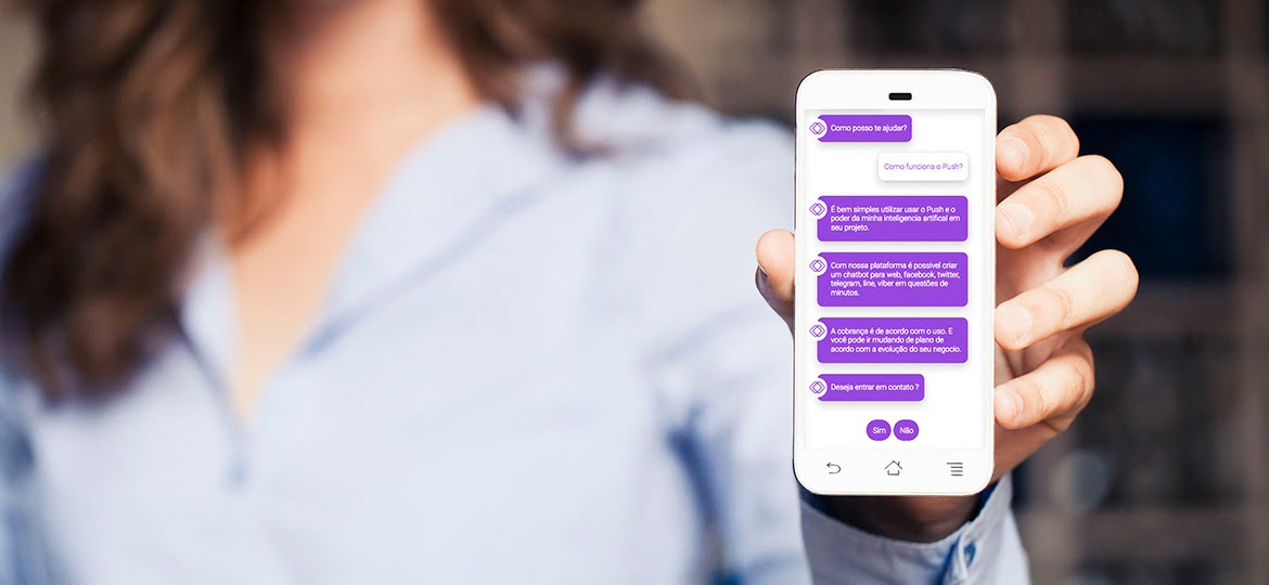Mulher segurando celular com chatbot do Push