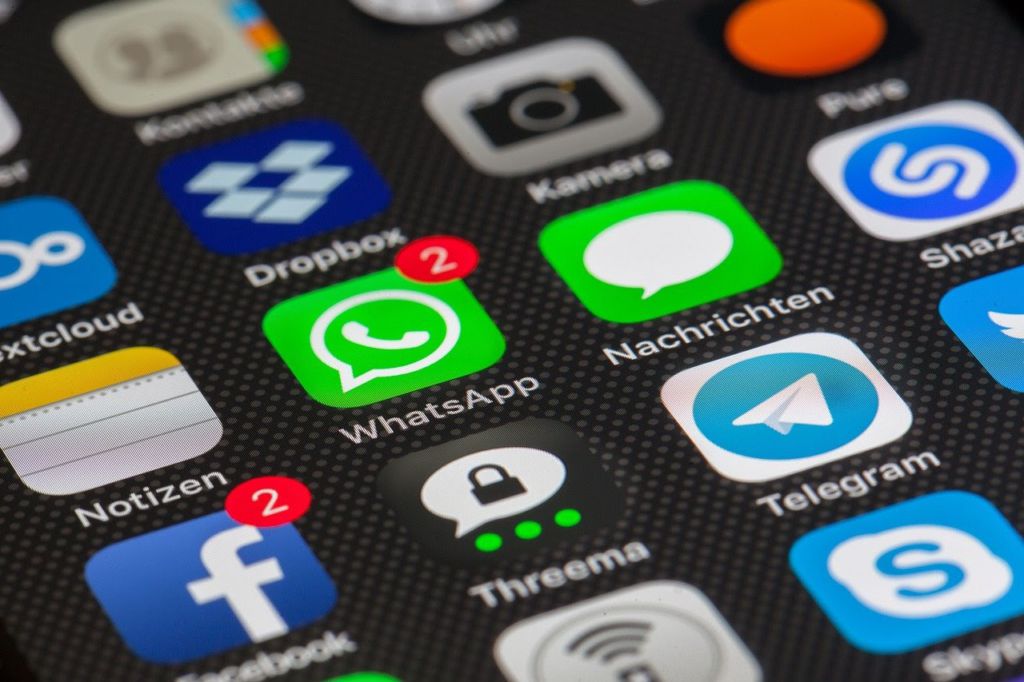 tela inicial do celular com logo do WhatsApp